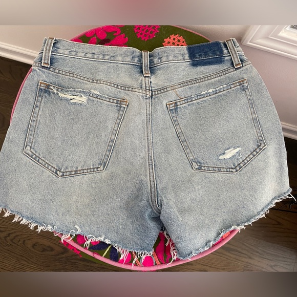 Abercrombie Curve Love size 29 women’s shorts small stain on right leg as shown - Picture 3 of 3
